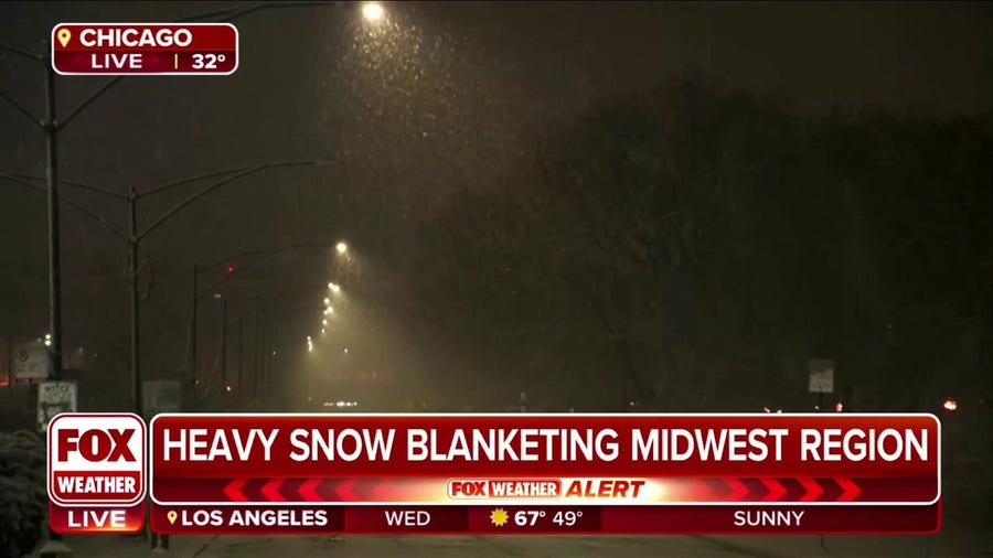 Heavy snow blanketing Chicago during winter storm