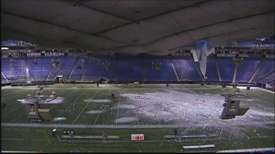 Inflatable Metrodome roof collapses in 2010 under weight of snow in Minneapolis