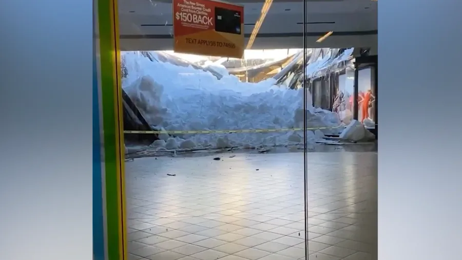 Heavy snow falls through roof at Minnesota mall
