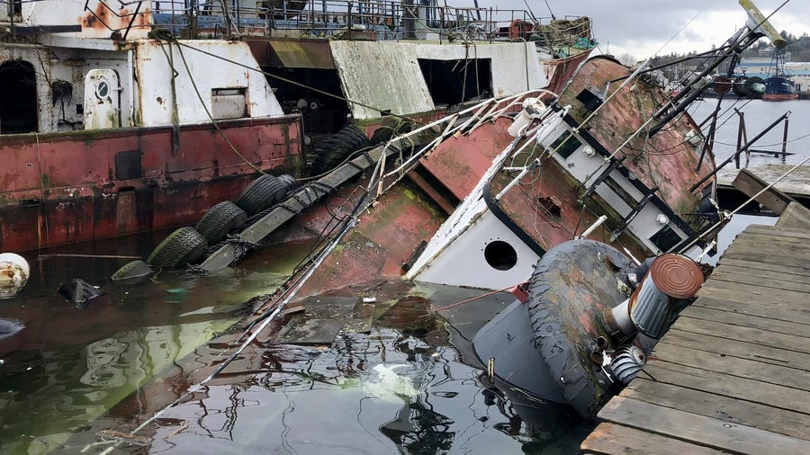 Derelict tugboat sinks at Seattle dock