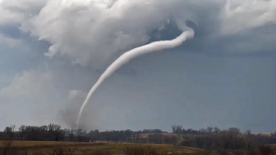 Mesmerizing rope tornado snakes through the sky in Iowa