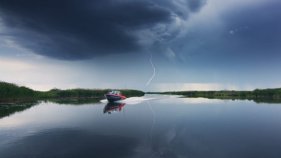 How to stay safe from lightning while boating
