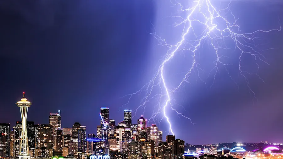 See lightning splinter across Seattle sky in stunning detail amid rare thunderstorms