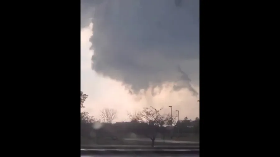 Tornado forms outside of Toledo, Ohio