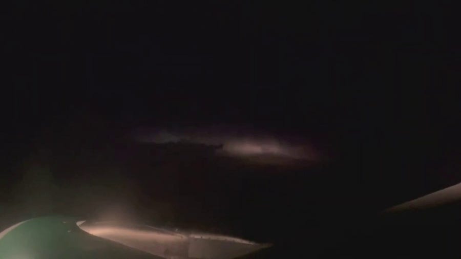 Airplane passenger captures stunning lightning display out window