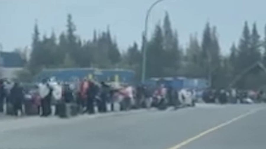 Yellowknife residents line up around block to escape wildfire