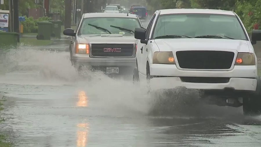 Heavy downpours cause flooded roads in Oahu, Hawaii