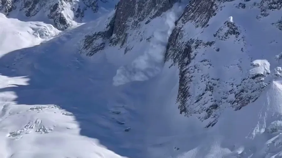 Caught on video: Avalanche in the French Alps