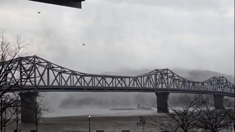 Tornado attempts to cross Ohio River near Kentucky-Indiana border