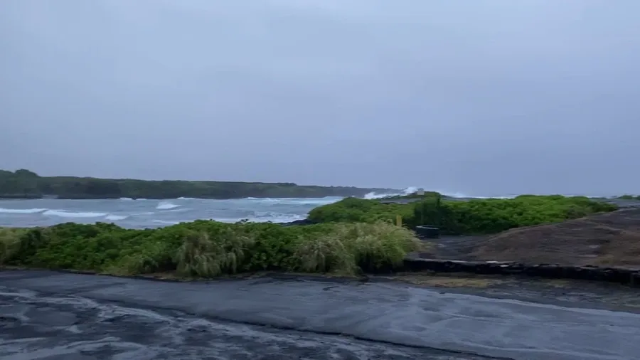 Hurricane Hone blasts Big Island with big surf, flooding