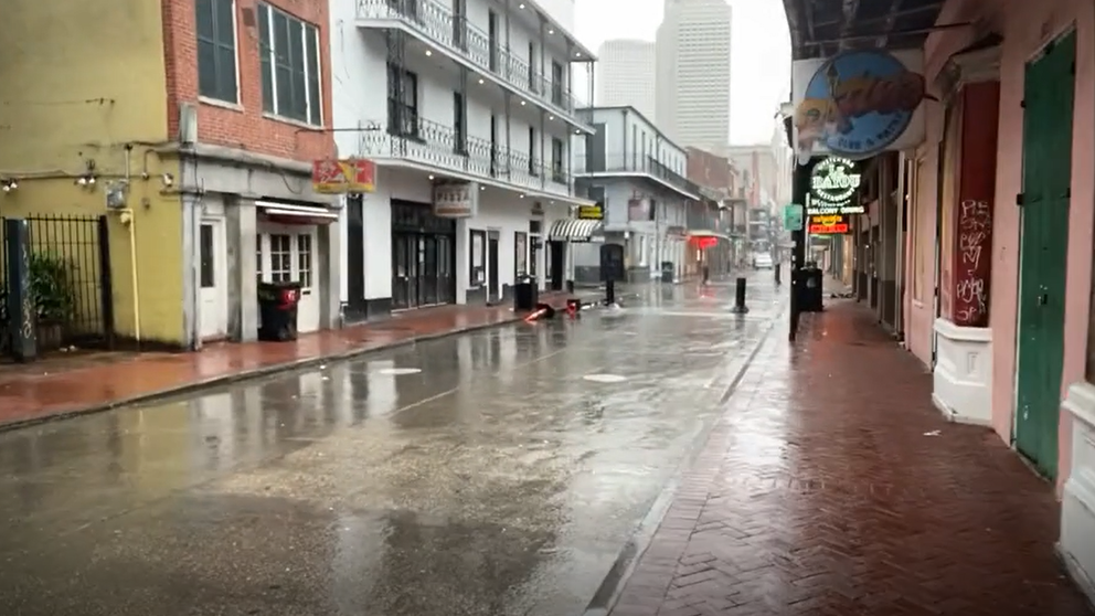 FOX Weather Multimedia Journalist Robert Ray shows the early effects of Ida on New Orleans. 