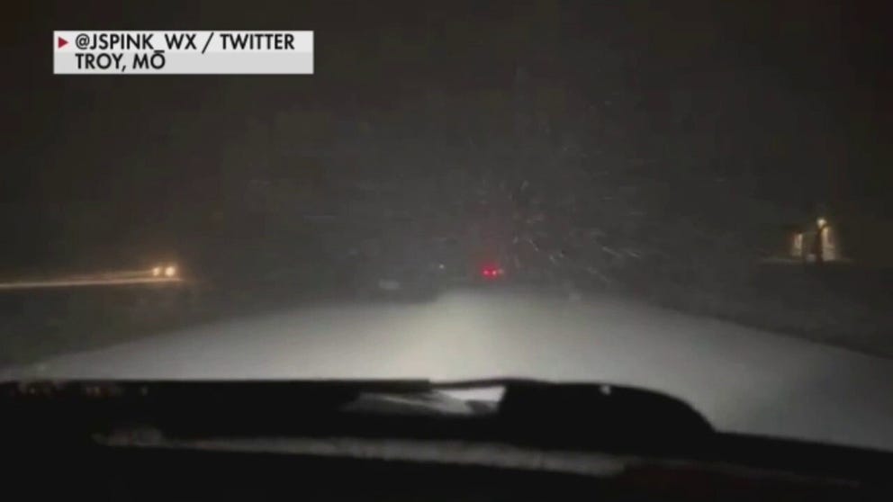 Video of heavy snow falling in Troy, Missouri, on Feb. 2, 2022.