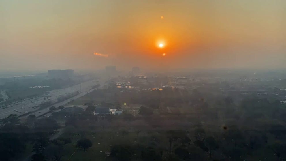 Smoke from Texas wildfires brings unhealthy air quality to Houston area. (Video: @MichaelMWalter/ Twitter) 