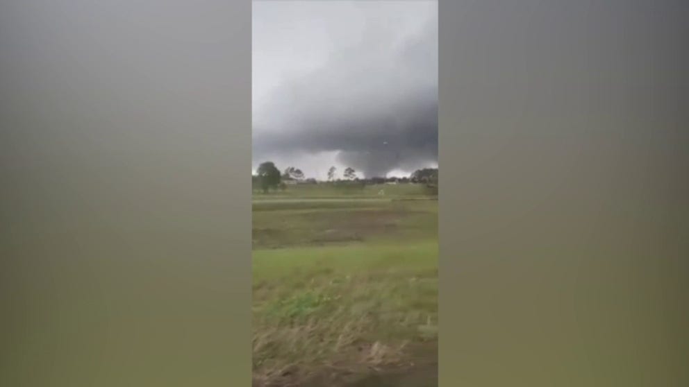 A severe thunderstorm produces a funnel cloud near Savannah, Georgia. (Video: Ashley Michelle Evans via Storyful)