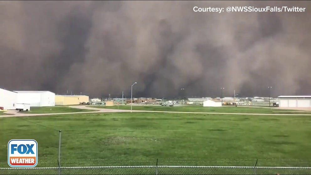 Timelapse video shows a dust storm moving into Sioux Falls, South Dakota. Street lights came on as the storm had the town go dark.