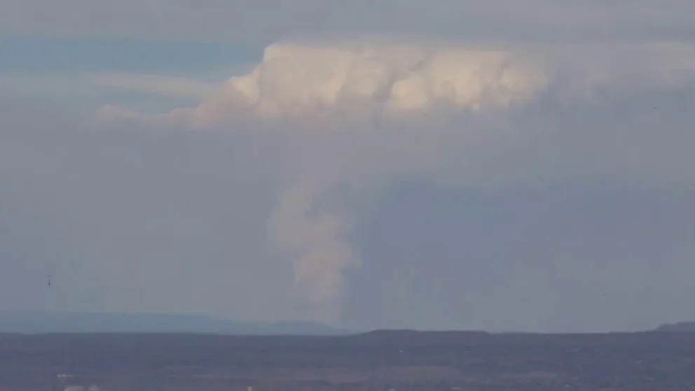 Timelapse video shows a thick stream of smoke from the Calf Canyon/Hermits Peak Fire rising into the sky over the Pecos Wilderness. (Video: @RayPhillips207 via Storyful)