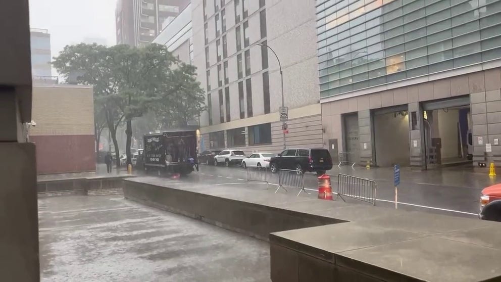 Storm delivers heavy rain and strong wind gusts to Manhattan on Monday afternoon. (Video: @Lindz_Marie85/Twitter)