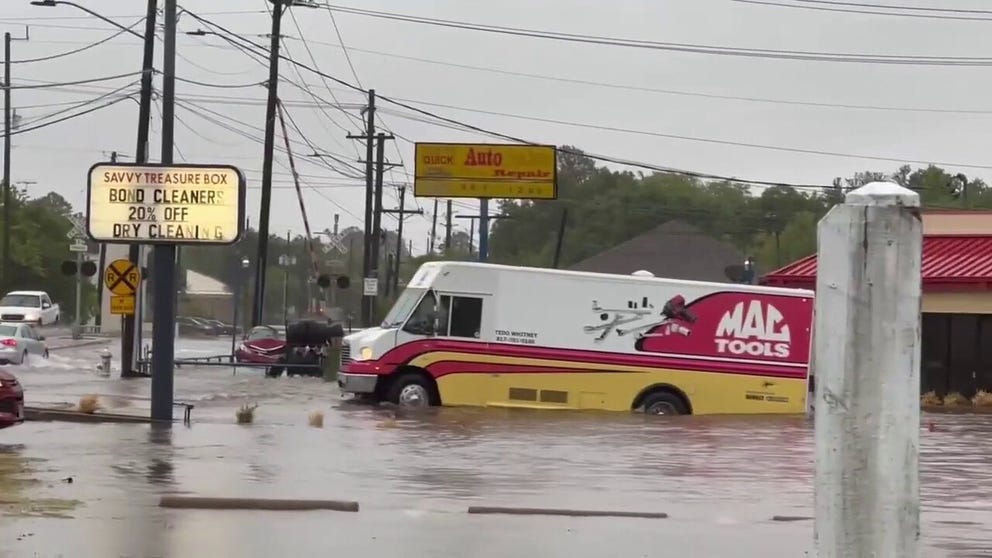 Major flooding occurs in Fort Worth, Texas on Monday. Drivers are seen moving through feet of water on roads and parking lots. (Video: @planet_ugh / WEATHER TRAKER /TMX)