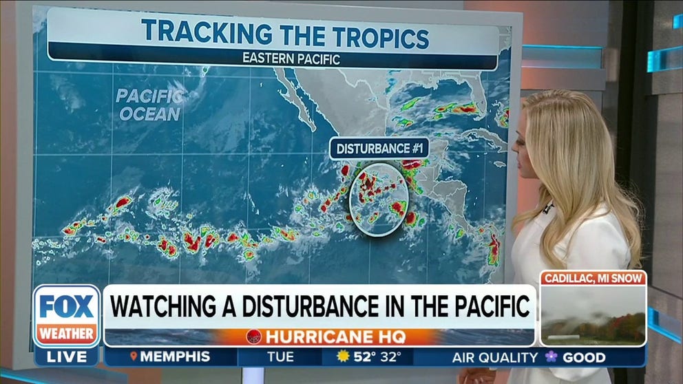Una perturbación tropical se encuentra frente a la costa del Pacífico de México, con vientos máximos sostenidos de 30 mph.  Esta interrupción ve un 90% de posibilidades de crecimiento en los próximos cinco días. 