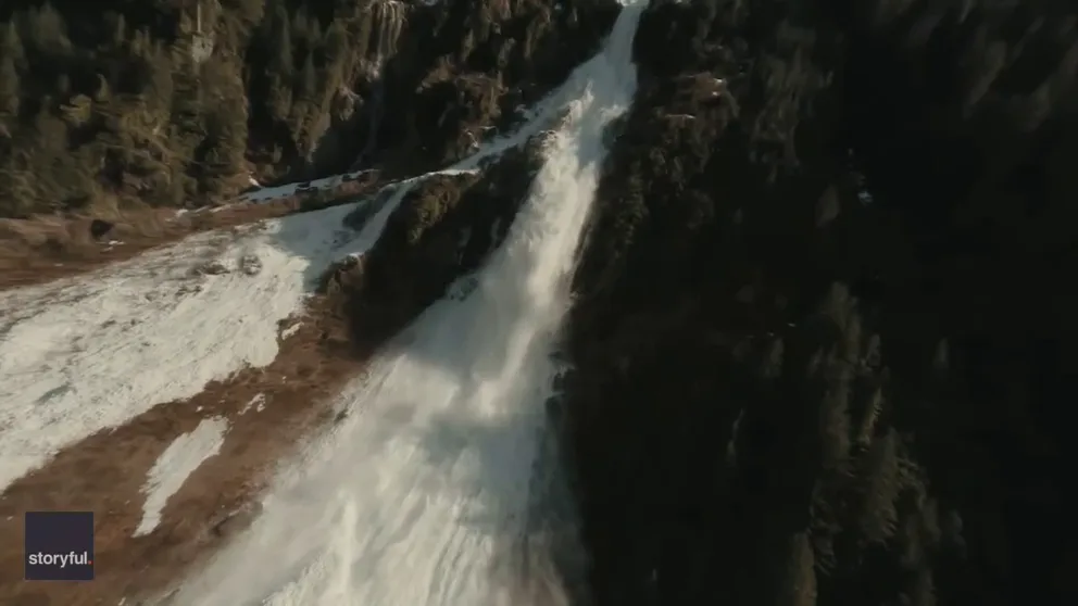 A drone pilot captures amazing video of a powerful avalanche sweeping down a mountain and crashing to the ground below on Canada’s Vancouver Island.