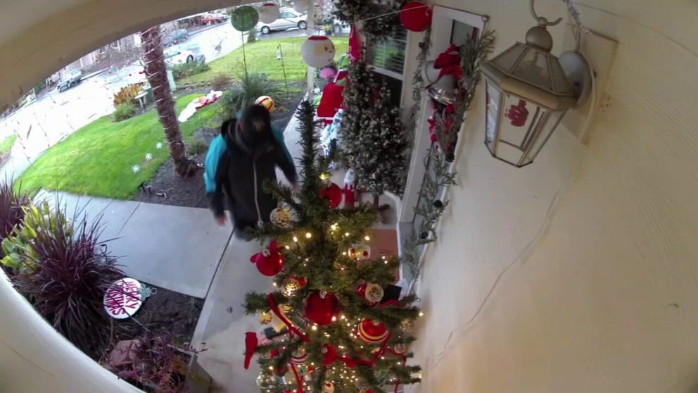 FOX 12's Bridget Chavez's reports on an Amazon driver who went above and beyond by fixing a holiday display that was impacted by windy weather in Oregon in 2021.