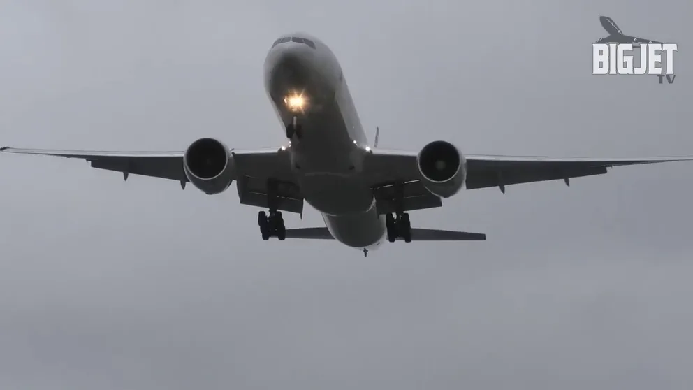 An American Airlines pilot landed in strong winds from Storm Gerrit at London Heathrow Airport. (Video: Big Jet TV/LOCAL NEWS X /TMX)
