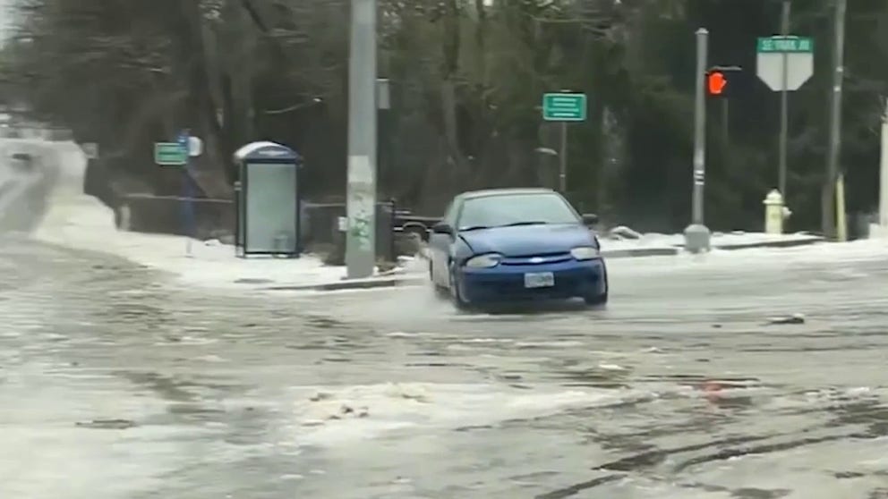 Video shot on Wednesday shows how Oregon residents and drivers struggled to find their footing on an ice-covered hill in the Portland suburb of Milwaukie. Jan. 17, 2024. (Courtesy: Jason Welliver via Storyful)