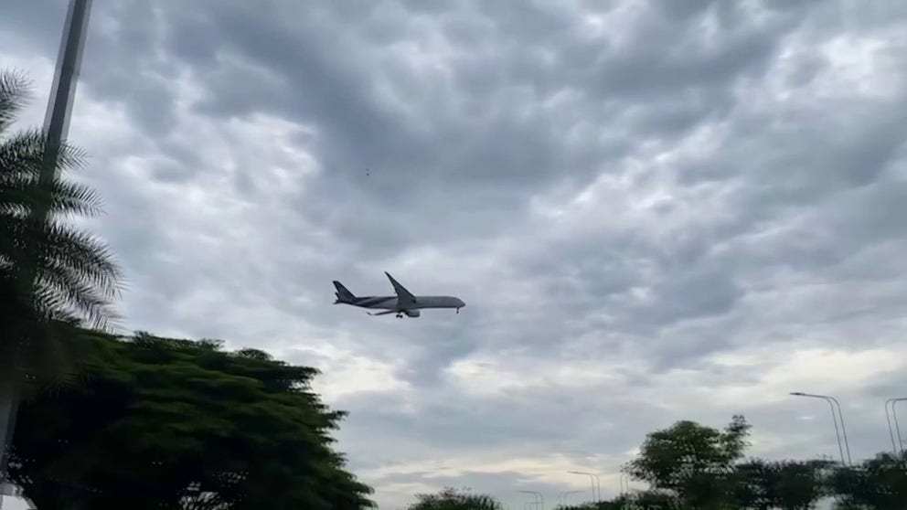 Video shows the emergency response to Suvarnabhumi Airport in Bangkok Tuesday after a Singapore Airlines flight was diverted when it encountered severe turbulence that left one person dead.