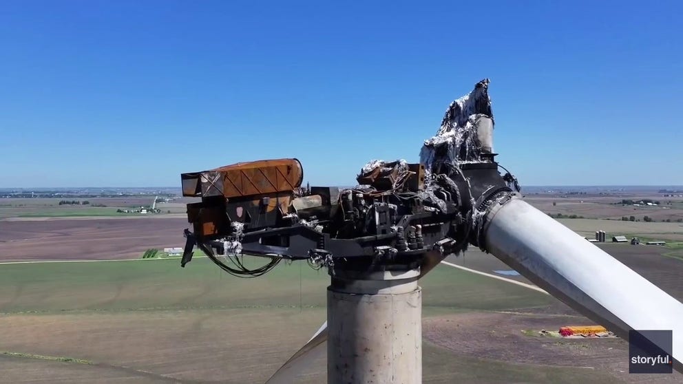 ビデオドローン Watch: Drone captures severely damaged wind turbine in Iowa after