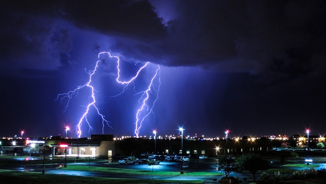 Is 'Heat Lightning' or 'Sheet Lightning' a real thing?