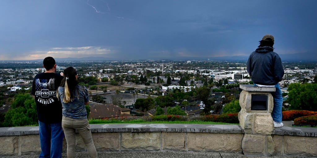 Start of Raiders-Chargers game delayed by lightning