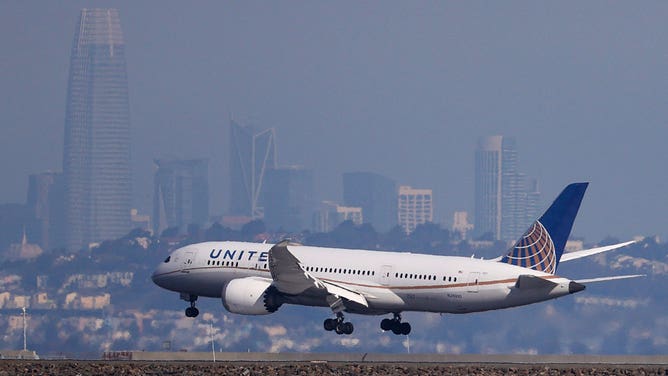United Airlines plane landing in San Francisco