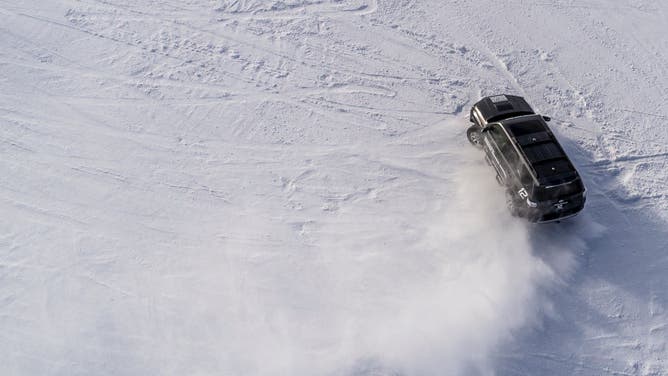 Weather conditions that determine snow transport distances at a