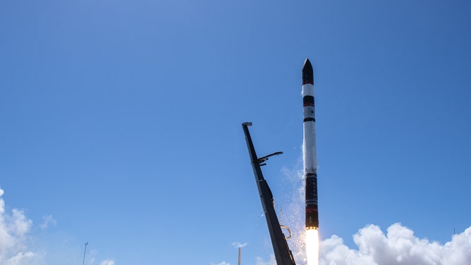 A Rocket Lab Electron rocket launches two BlackSky satellites from Mahia, New Zealand on November 17, 2021. (Image: Rocket Lab)
