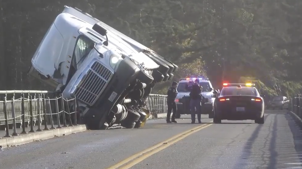 A windstorm in Oak Harbor, Washington tipped over a truck and flooded streets. (Video: Benjamin Jurkovich / Live Storms Media)