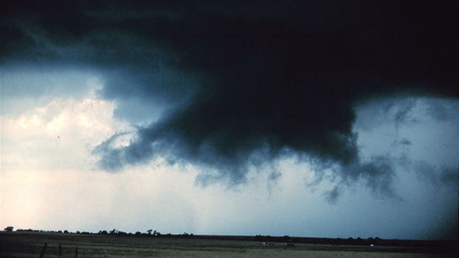 6 Types Of Clouds You Might See During Severe Storms - What Does A Wall Cloud Mean