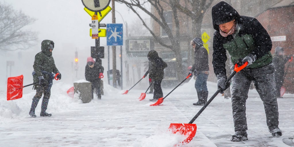 Turn your snow shoveling into workout with this calories burned