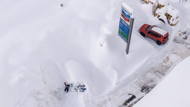 Photos: Snow Piles Up At Levels Not Seen In Decades At Washington's ...