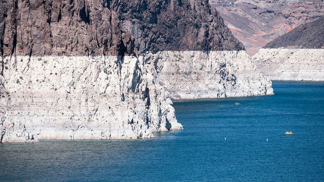 Bathtub ring at Lake Mead 2021