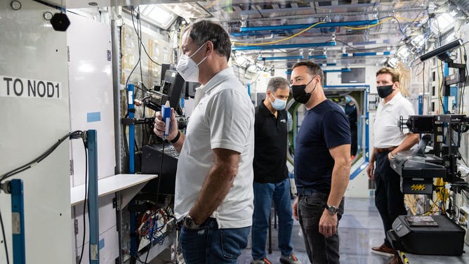 Axiom astronauts Mike Lopez-Alegria, Larry Connor, Eytan Stibbe and Mark Pathy in Private Crew Emergency Scenarios Generic TS21 Training. Photo Date: October 21, 2021. Location: Building 9NW, SVMF.