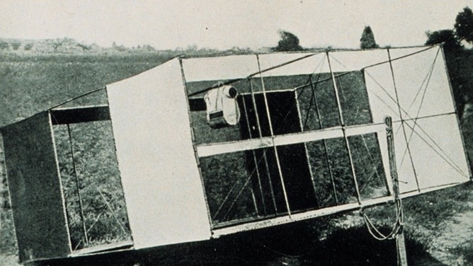 A kite equipped for meteorological observations in 1912. In the top left grid is a Marvin Meteorograph, a weather instrument that could record time, pressure, temperature and humidity.