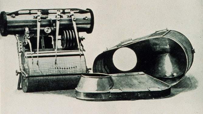 A Marvin Meteorograph, a weather instrument attached to weather kites. It could record time, pressure, temperature and humidity.