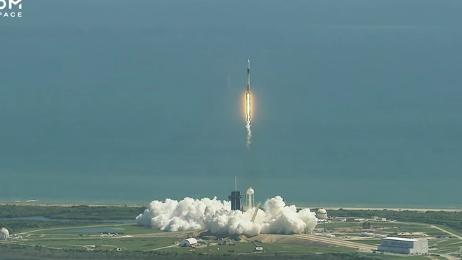 A Falcon 9 and Dragon spacecraft launch from Kennedy Space Center, Fla. on the first all-private mission to the International Space Station. (Image: SpaceX)
