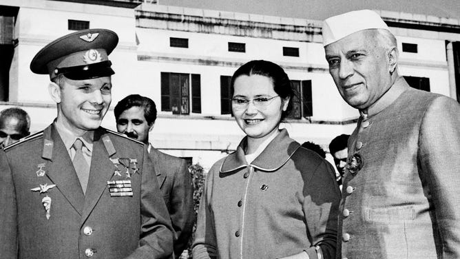 Yuri Gagarin (left) with his wife and the Indian Head of State, during Gagarin's trip to India in December 1961.