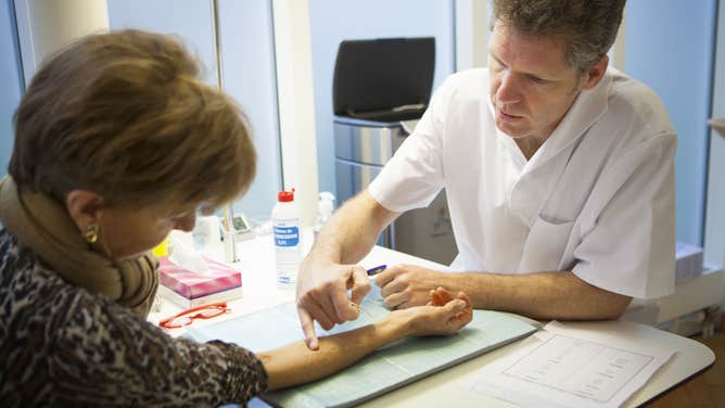 An allergy specialist performs skin allergy tests by administering allergens on the upper part of the skin, then observes reaction to determine the allergen responsible for the hypersensitivity.