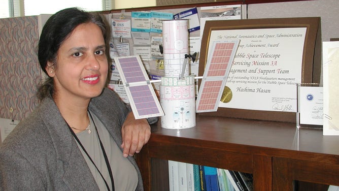 Hasan with the Hubble Award in 2001.