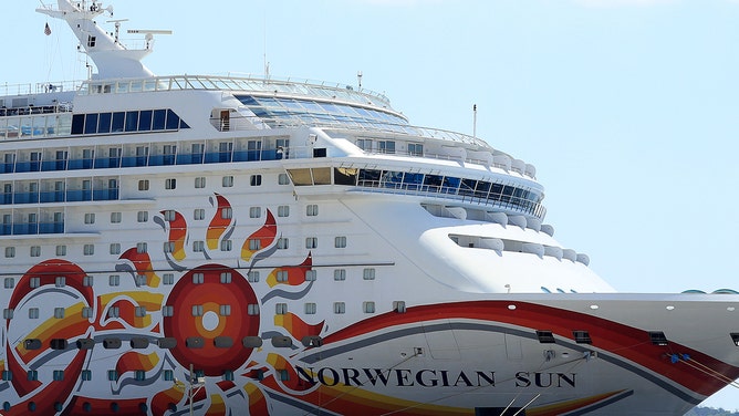 ncl cruise ship hits iceberg