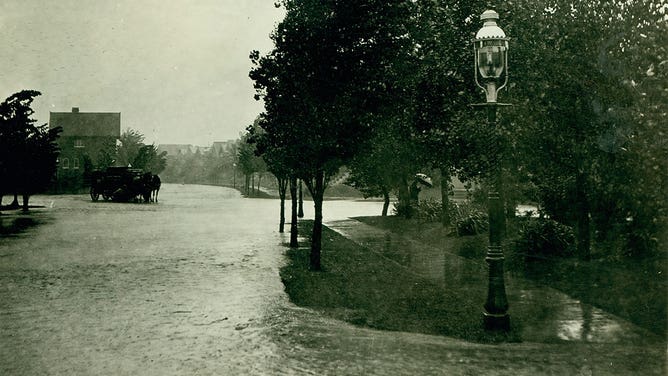 Historical photo of flooding in St. Louis on August 20 1915