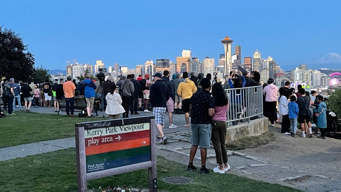 Dozens gather at Seattles Kerry Park 