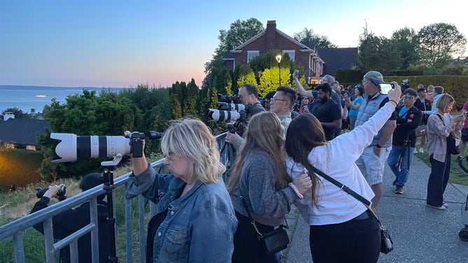 Dozens gather at Seattles Kerry Park 